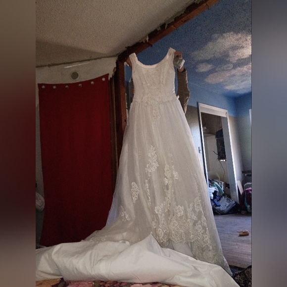 Dresses & Skirts - Elegant White Lace Wedding Dress